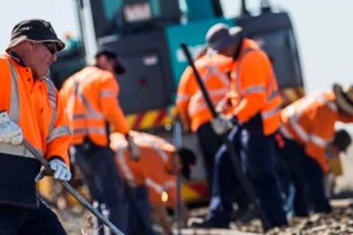 Link Resources safely access the rail corridor SARC course workers conducting maintenance on railway tracks